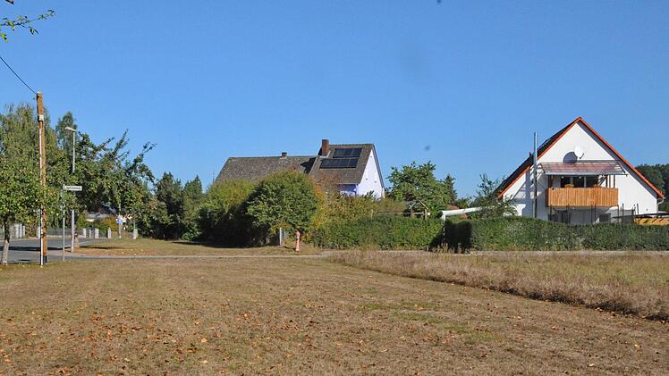 Auf der Fläche von 1800 Quadratmetern an der Ecke Sebalder Straße/Veilchenweg soll die neue Kita gebaut werden. Im Hintergrund die Fläche, auf der zusätzliche Parkplätze geschaffen werden sollen für die Beschäftigten sowie für die Eltern. Foto: Karl Heinz Wirth