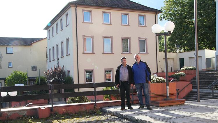 Vor der Kirche wuchern Löwenzahn und anderes Unkraut. Pfarrer Michael Krammer (links) und Mesner Jürgen Müller kennen das Problem. Foto: Ulrike Müller