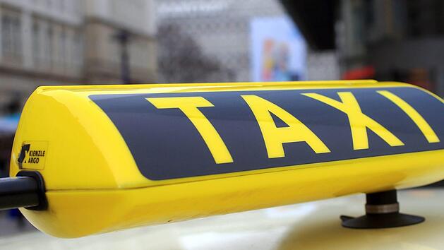 Ein Taxifahrer hat Sonntagnacht Anzeige bei der Polizei erstattet: Sein 18-j&auml;hriger Fahrgast konnte den Fahrpreis nicht bezahlen und schlug ihm ins Gesicht. Symbolfoto:  Jens Wolf/dpa