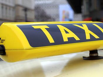 Ein Taxifahrer hat Sonntagnacht Anzeige bei der Polizei erstattet: Sein 18-jähriger Fahrgast konnte den Fahrpreis nicht bezahlen und schlug ihm ins Gesicht. Symbolfoto:  Jens Wolf/dpa