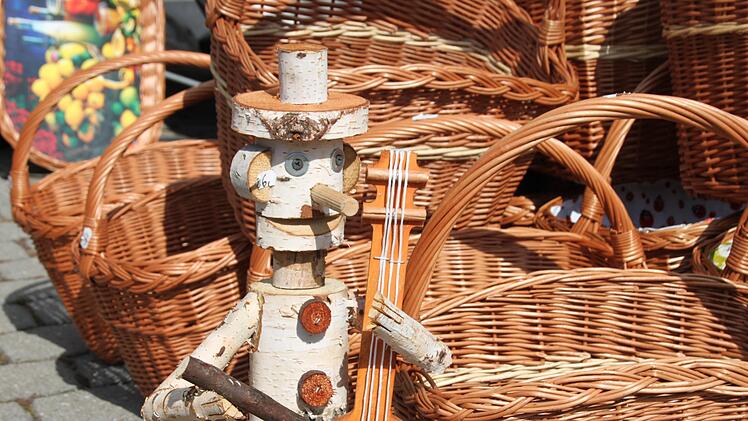 Auch eine Holzfigur mit einem Cello und einem Ast als Bogen ist Teil seines Sortiments. Foto: Mirjam Stumpf