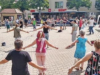 Die Demonstranten bilden mit Abstand auf dem Paradeplatz einen Abschlusskreis.  Foto: privat