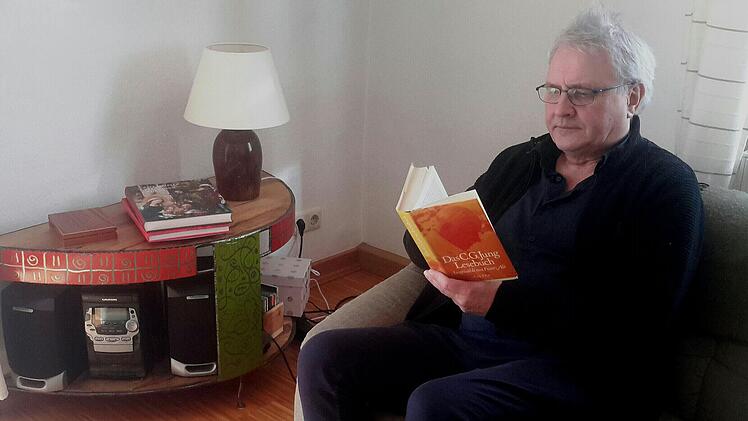 Gern vertieft sich Pfarrer Gerd Kirchner während der Fastenzeit in die Texte des Psychiaters C.G. Jung. Der Schweizer gilt als Begründer der analytischen Psychologie. Foto: Rolf Pralle
