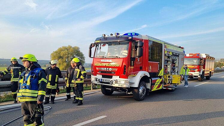 Unfall auf A73 bei Erlangen: Karambolage sorgt für etliche Verletzte - schamlose Gaffer filmen Einsatz