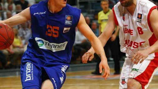 Peia Suput (r.)  bewacht Rain Veideman