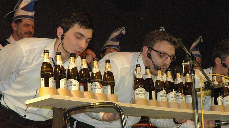 Patrick Bohl, Andreas Engmann und Patrick Hörner besitzen besondere Talente, denn sie nutzen Bierflaschen als Instrumente.