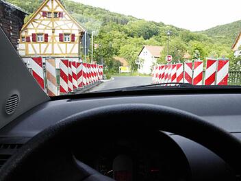 Die Brücke in Unterzaunsbach ist eng, die Einmündung in die Kreisstraße unübersichtlich.  Fotos: Josef Hofbuaer