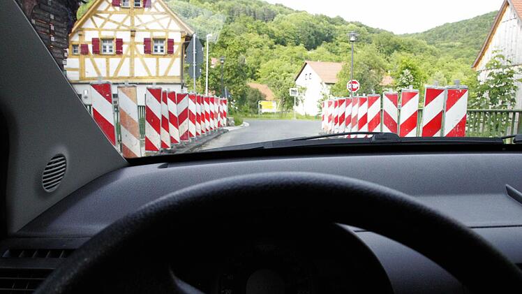 Die Brücke in Unterzaunsbach ist eng, die Einmündung in die Kreisstraße unübersichtlich.  Fotos: Josef Hofbuaer
