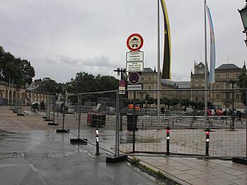 54 Arbeiter zäunten am Montag den halben Schlossplatz ein, um zu vermeiden, dass Passanten in die Baustelle laufen. Foto: Vivian Hopf
