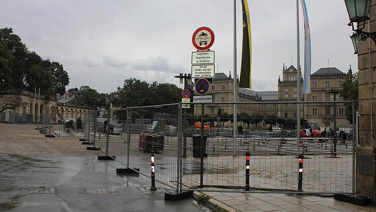 54 Arbeiter zäunten am Montag den halben Schlossplatz ein, um zu vermeiden, dass Passanten in die Baustelle laufen. Foto: Vivian Hopf