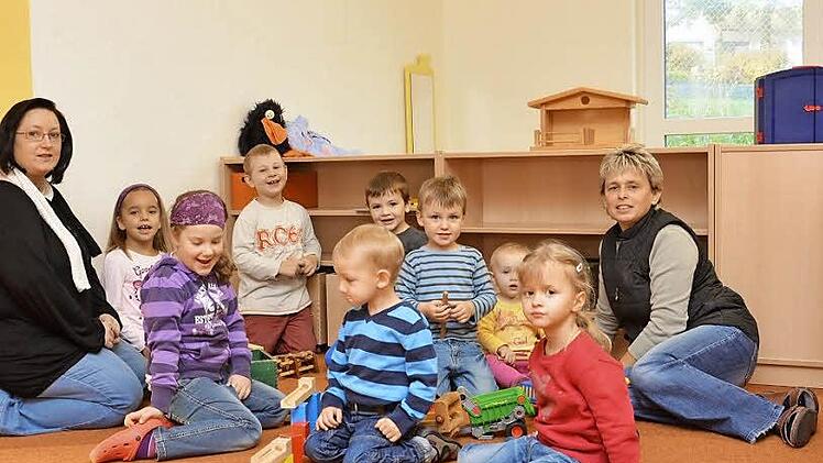 Kinderpflegerin Alexandra Leichmann (links) , Kindergartenleiterin Edeltraud Arnold und die Kinder fühlen sich im neuen Gebäude des Kindergartens in Stralsbach sehr wohl. Das offene, ganzheitliche Konzept und die Räume passen zusammen. Fotos: Björn Hein