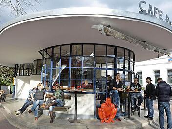 Schön ist's hier eigentlich nicht, braucht es aber auch nicht: Schließlich geht es ums gesellige Kaffeetrinken.  Foto: Ronald Rinklef