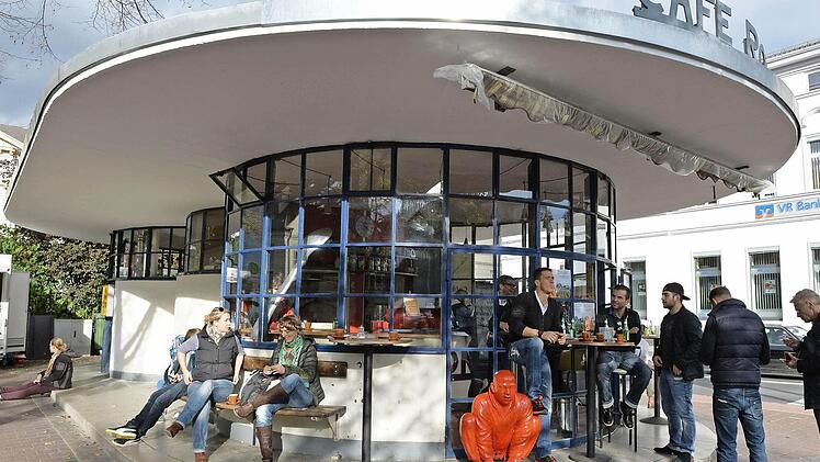 Schön ist's hier eigentlich nicht, braucht es aber auch nicht: Schließlich geht es ums gesellige Kaffeetrinken.  Foto: Ronald Rinklef