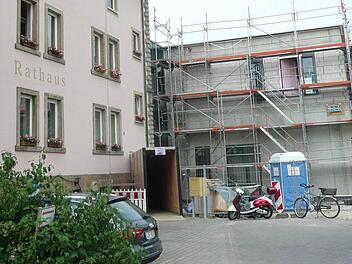 Der Rathausanbau in Michelau nimmt Gestalt an. Der Gemeinderat beschloss nun, wie das Umfeld künftig aussehen soll. Fotos: R. Popp