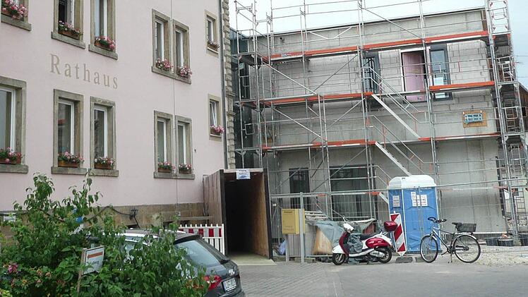 Der Rathausanbau in Michelau nimmt Gestalt an. Der Gemeinderat beschloss nun, wie das Umfeld künftig aussehen soll. Fotos: R. Popp