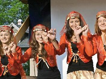 Die Mädchen der "Anadolu Folklore Gruppe" machen einmal die Woche das Bad Rodacher Mehrgenerationenhaus unsicher - mit Tanz, Musik und unendlich guter Laune. Foto: Archiv/ Gabi Bertram