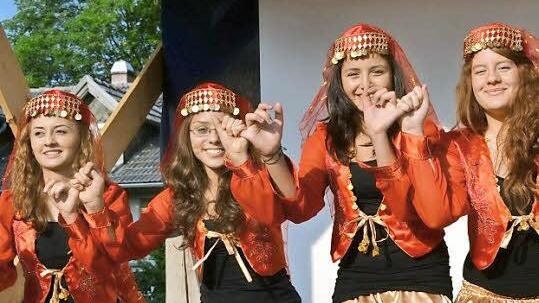 Die Mädchen der "Anadolu Folklore Gruppe" machen einmal die Woche das Bad Rodacher Mehrgenerationenhaus unsicher - mit Tanz, Musik und unendlich guter Laune. Foto: Archiv/ Gabi Bertram