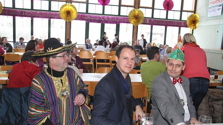 Auch die Politik gab sich lustig: Franz Schrepfer als feuriger Mexikaner, Harald Hempfling und Bürgermeister Roland Wolfrum - viele Plätze blieben wegen des Schneeeinbruches leer . Foto: Sonja Adam
