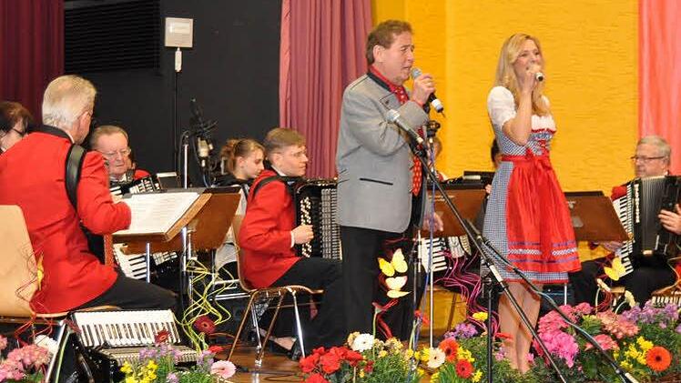 Lieder so schön wie die Heimat, die Volksmusik liegt Stefanie und Eberhard Hertel im Blut.