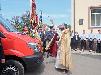 Pfarrer Murphy segnete das neue Feuerwehrauto. Foto: Gerd Schaar