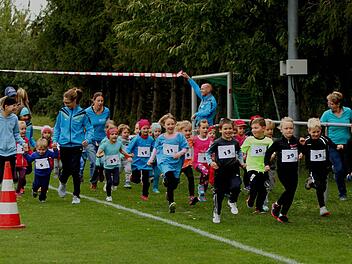 25 Bambini waren mit Begeisterung bei ihrem Wettkampf über 300 Meter dabei.
