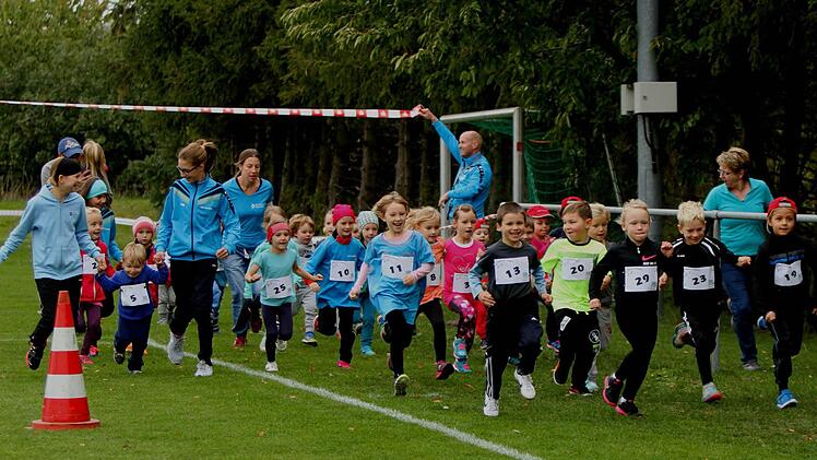 25 Bambini waren mit Begeisterung bei ihrem Wettkampf über 300 Meter dabei.