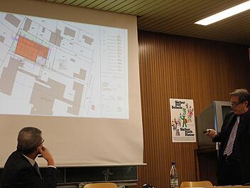 Den endgültigen Plan für die neue Turnhalle am Schulzentrum (farbige Flächen) stellte Bürgermeister Roland Wolfrum am Donnerstag in der Bürgerversammlung vor. Die alte Turnhalle (auf dem Plan links unterhalb des Neubaus) wird abgerissen, wenn die neue Halle steht.Foto: Klaus Klaschka