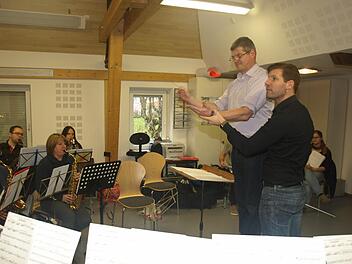 Musikpädagoge Peter Vierneisel leitete den Lehrgang für Dirigenten, hier mit Hans Jörg Rustler von Trachtenkapelle Oerlenbach). Foto: Stefan Geiger