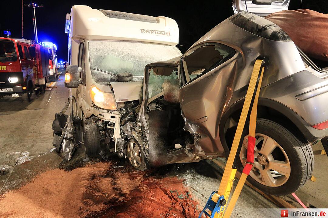 Wohnwagen kollidiert auf Autobahn frontal mit Corsa - Baustelle war ohne Abgrenzung - Ein Toter, zwei Verletzte