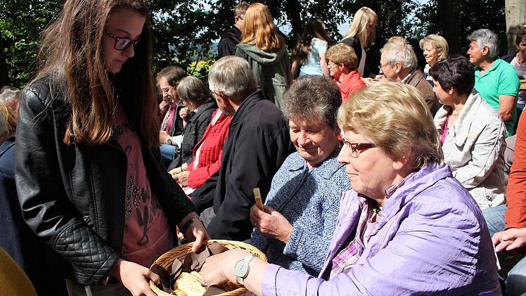 Brot, gereicht von den Präparanden  Foto: Evi Seeger