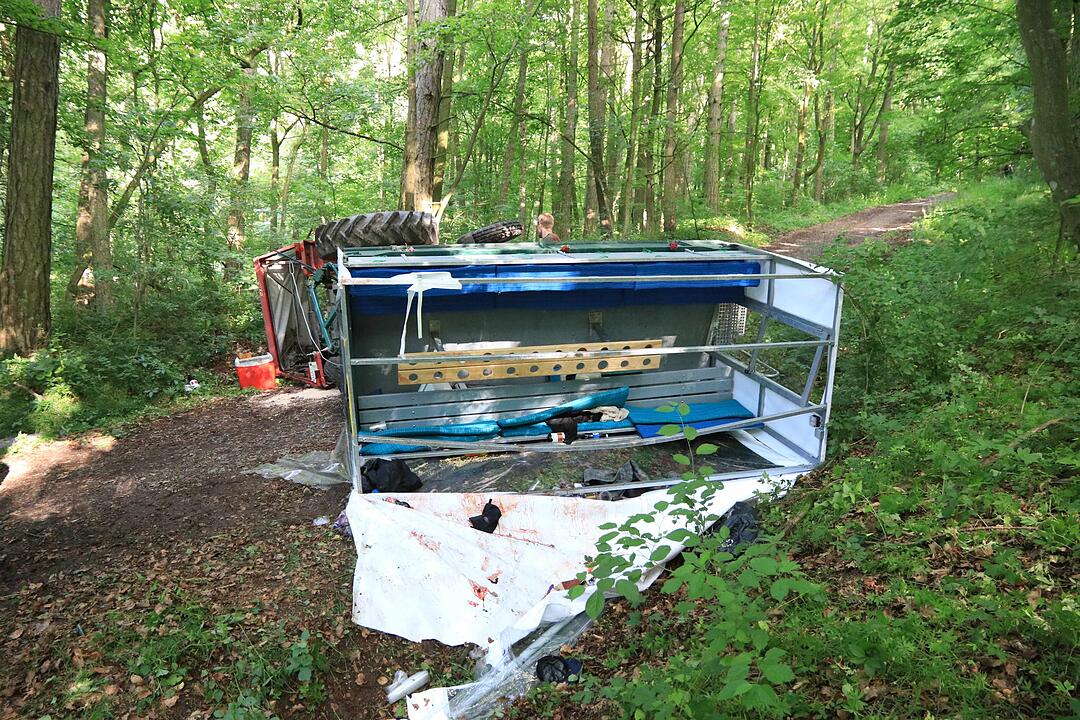 Traktor kippt bei Falkenberg um - 13 Verletzte