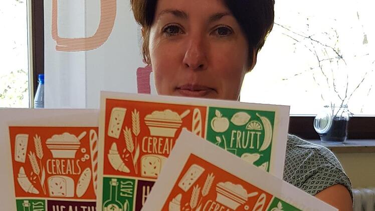 Martina Binzenhöfer sieht es  als wichtige Aufgabe an, nicht nur gesundes Essen an Kinder und Jugendliche zu verkaufen, sondern auch mit Aufklärungsveranstaltungen bei Eltern das Bewusstsein zu schärfen. Diese kleinen Rezeptflyer haben Haßfurter Mittelschüler mit Liebe zum Detail selbst gestaltet und vor allem auch die Rezepte für die Brotaufstriche selbst zusammengestellt.
