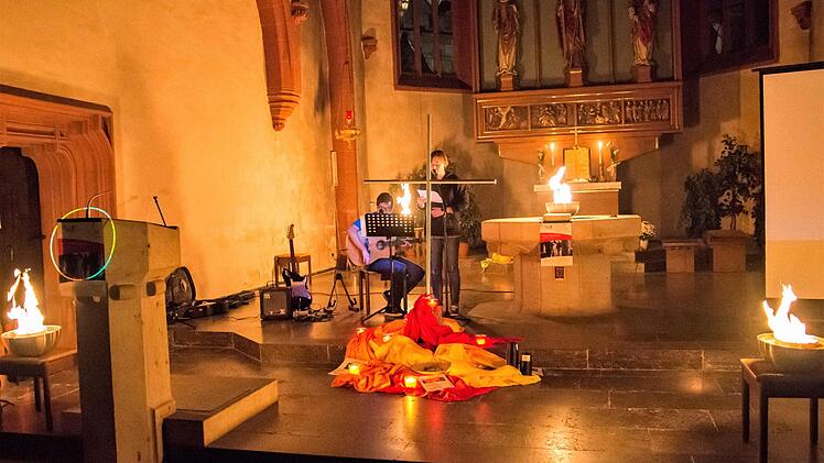 "Fire in the church - Feuer in der Kirche" lautete eine von drei Spielszenen der Land.Jugend.Kirche der KLJB Würzburg und der Regionalstelle für kirchliche Jugendarbeit im Dekanat Haßberge. Unser Bild zeigt (von links)Benjamin Gerschütz (Ottendorf/Erlangen) und Franziska Eck (Haßfurt), die das Lied "I see fire" von Ed Sheeran darboten.