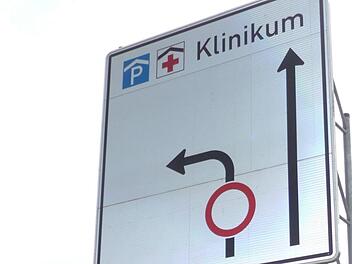 Wegweiser zum Regiomed-Klinikum in Lichtenfels Foto: Popp