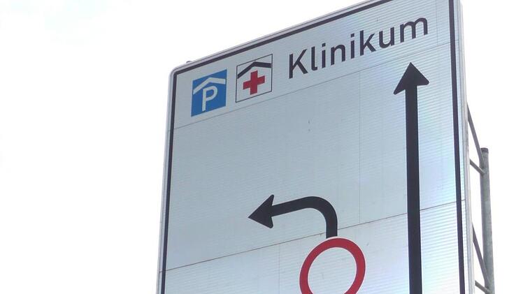 Wegweiser zum Regiomed-Klinikum in Lichtenfels Foto: Popp