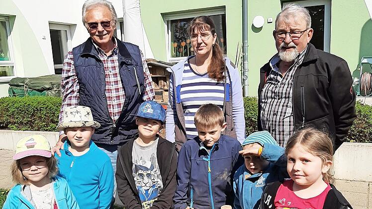 Die Kinder im Haus L&ouml;wenzahn freuen sich &uuml;ber die neue Au&szlig;enk&uuml;che; hier mit Kita-Leiterin Manuela Dorst, Gerhard Hohmann (li.) und Berthold Werner von den Aktiven B&uuml;rgern.