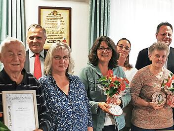 Zahlreiche Mitglieder wurden ausgezeichnet: Alfred Seehuber, Kreisfachberater Günter Reif, Jutta Zimmer, Cornelia Giesert, 2. Vorsitzende Stefanie Giesert, Adelheid Schneider, Oberbürgermeister Ingo Lehmann (von links).