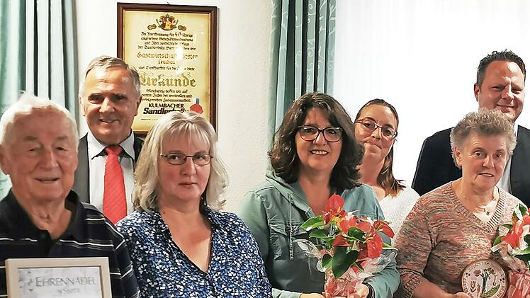 Zahlreiche Mitglieder wurden ausgezeichnet: Alfred Seehuber, Kreisfachberater Günter Reif, Jutta Zimmer, Cornelia Giesert, 2. Vorsitzende Stefanie Giesert, Adelheid Schneider, Oberbürgermeister Ingo Lehmann (von links).