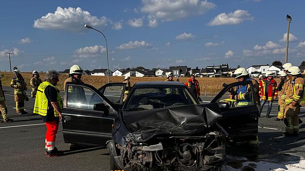 Unfall auf B289: Zwei Personen verletzt - m&ouml;glicher Gasaustritt