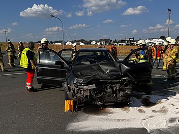 Unfall auf B289: Zwei Personen verletzt - möglicher Gasaustritt