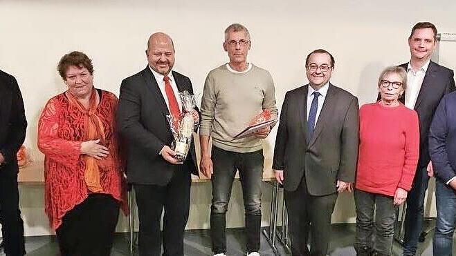 Gerhard Geber (Mitte) wurde von den BRK-Verantwortlichen f&uuml;r 225 Blutspenden geehrt.