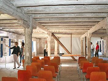 Blick in das Obergeschoss der historischen Zehntscheune in Schlüsselfeld, wie sich die Räume jetzt noch präsentieren. Foto: Evi Seeger