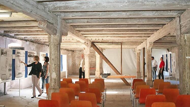 Blick in das Obergeschoss der historischen Zehntscheune in Schlüsselfeld, wie sich die Räume jetzt noch präsentieren. Foto: Evi Seeger