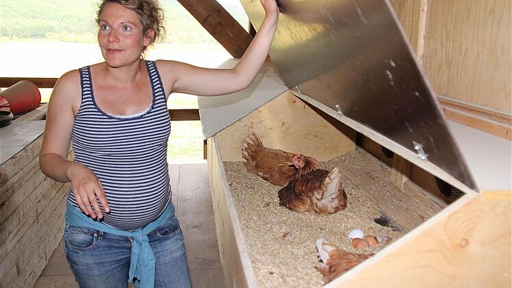 "Auf Dinkelspelzen legen die Hühner besonders gern", erklärt Diana Stark.