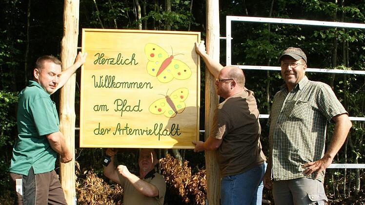 Legten letzte Hand an die Begrüßungstafeln am Pfad der Artenvielfalt, der am Wochenende eröffnet wird (von links): Konrad Dietzel, Walter Herbst (unten), Reiner Herbst vom Forstbetrieb und Rainer Schmitt vom Gemeinde-Bauhof Rauhenebrach.