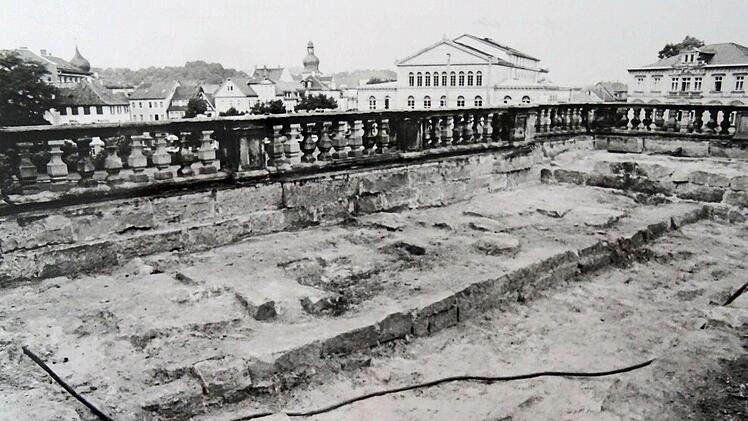 Im Jahr 1997 wurden die Arkaden einer dringenden Sanierung unterzogen. Der Grund: Die Gewölbe waren völlig durchfeuchtet und mussten deshalb getrocknet werden.