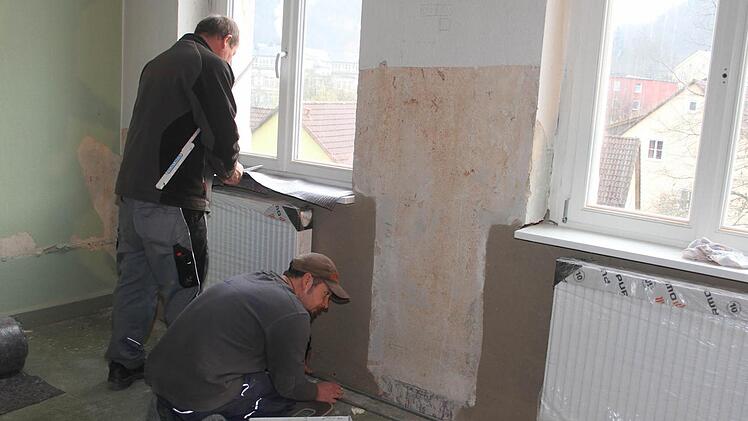 Auch im Obergeschoss wird gewerkelt: Die Firma Sell installiert die Heizkörper. Foto: Sonja Adam