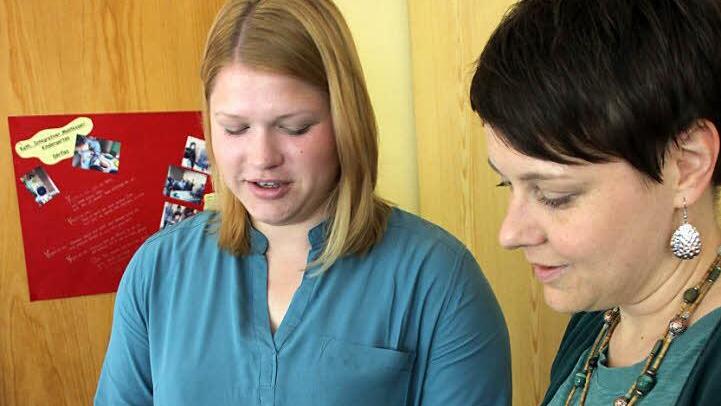 Lisa Gratzke (l.) und Eva Wicklein haben von Anfang an alle Hände voll zu tun. Hier kontrollieren sie gerade die Plakate für den Ferienpass. Foto: Marco Meißner