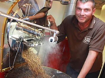 Rainer Bühner - Teilzeit-Kaffee-Röster - ist auf der Suche nach der perfekten Mischung. Dafür experimentiert er mit Aromen aus der ganzen Welt. Foto: Carmen Schmitt