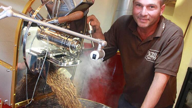 Rainer Bühner - Teilzeit-Kaffee-Röster - ist auf der Suche nach der perfekten Mischung. Dafür experimentiert er mit Aromen aus der ganzen Welt. Foto: Carmen Schmitt